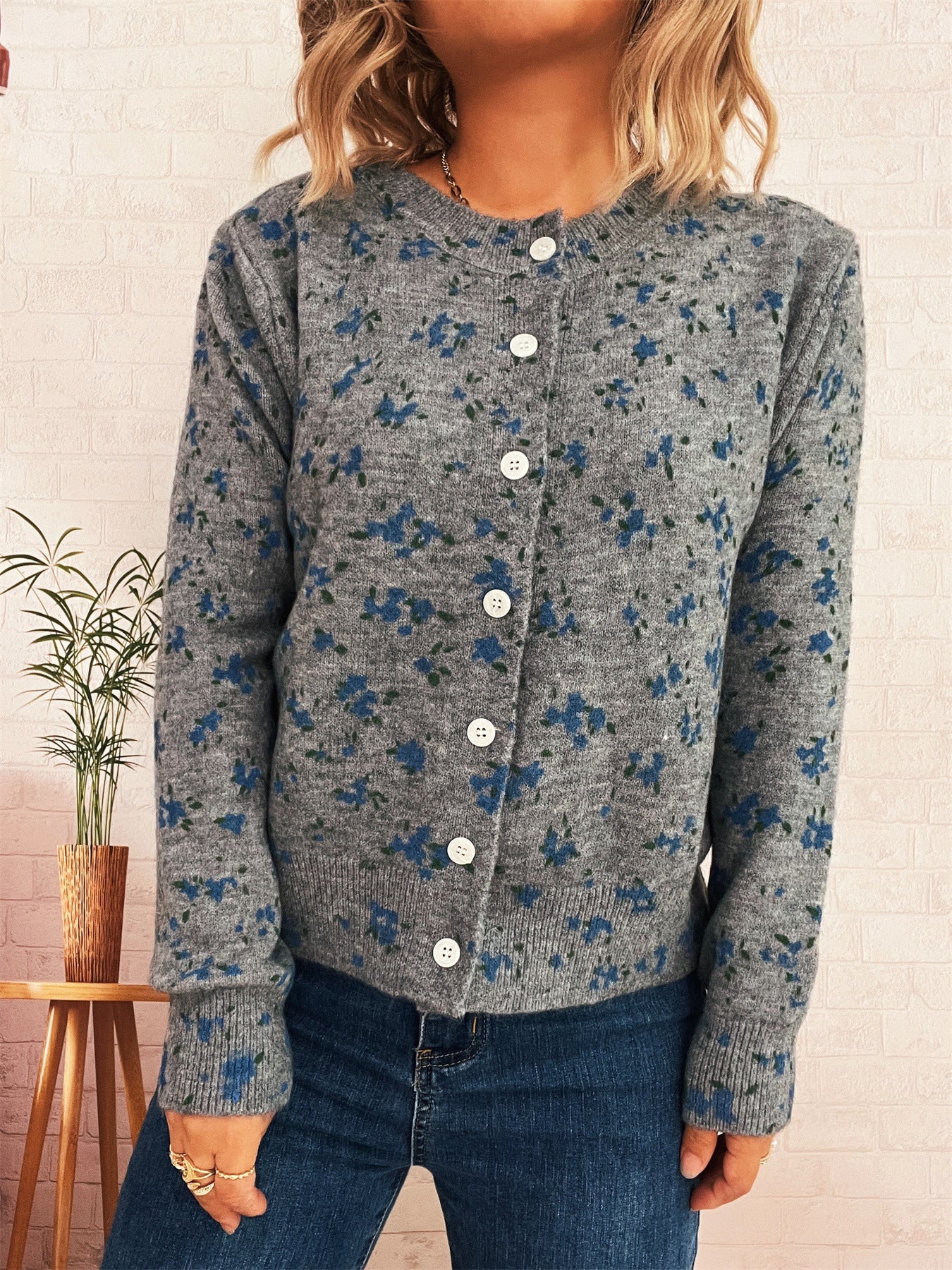 Damen gemütliche Strickjacke mit floralen Mustern und Knopfverschluss R&B