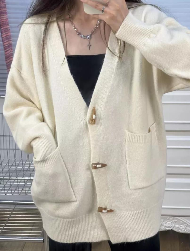 Damen gemütlicher Knitwear Cardigan mit großen Taschen und hochwertigen Knopfdetails R&B