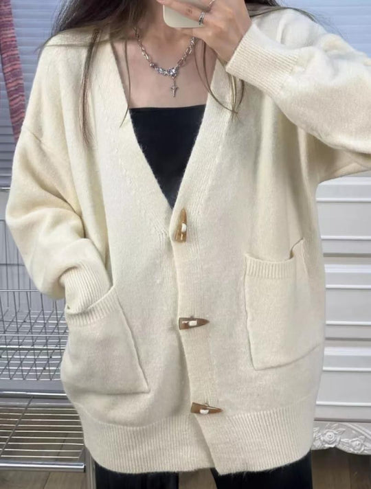Damen gemütlicher Knitwear Cardigan mit großen Taschen und hochwertigen Knopfdetails R&B