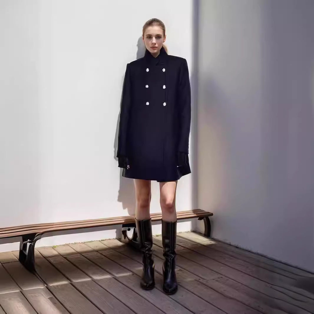 Damen Eleganter Kurz-Mantel mit doppelter Knopfreihe und seidigen Details R&B