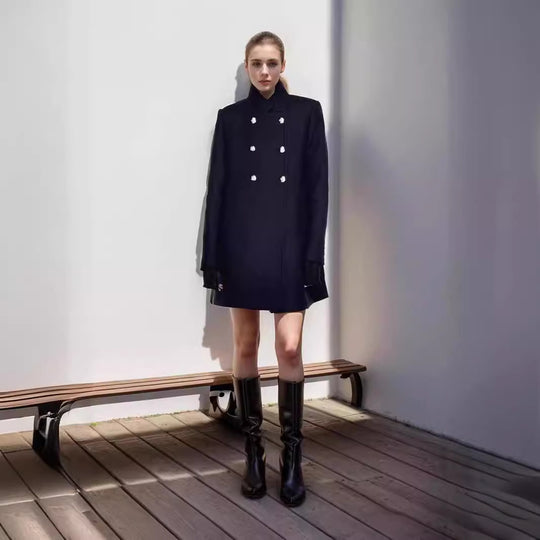 Damen Eleganter Kurz-Mantel mit doppelter Knopfreihe und seidigen Details R&B