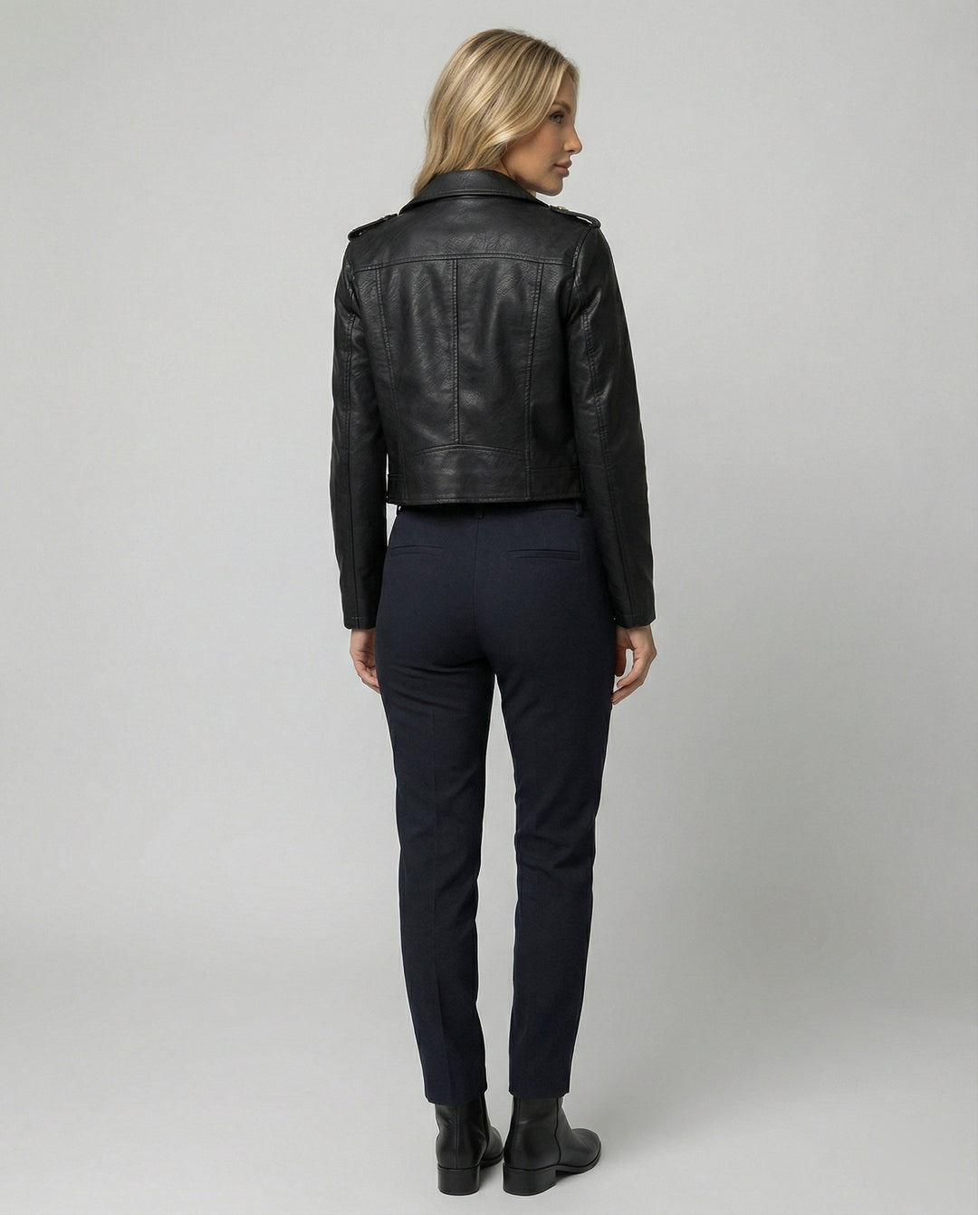 Damen taillenkurze Bikerjacke in Glattlederoptik mit übergroßem Hemdkragen, asymmetrischem Reißverschluss und Reißverschlussmanschetten R&B