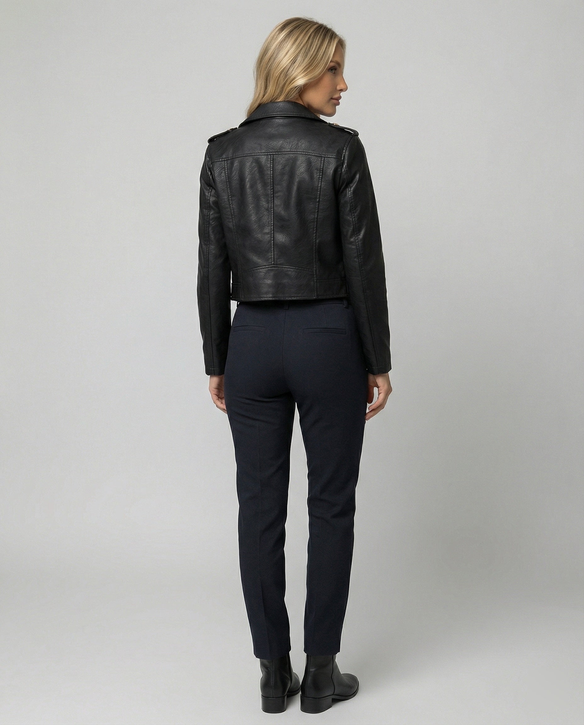 Damen taillenkurze Bikerjacke in Glattlederoptik mit übergroßem Hemdkragen, asymmetrischem Reißverschluss und Reißverschlussmanschetten R&B