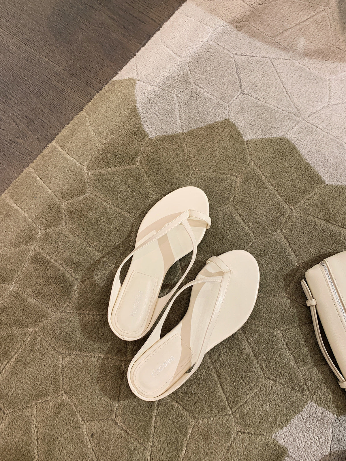 Damen Elegante Zehentrenner mit modischem Riemendesign R&B