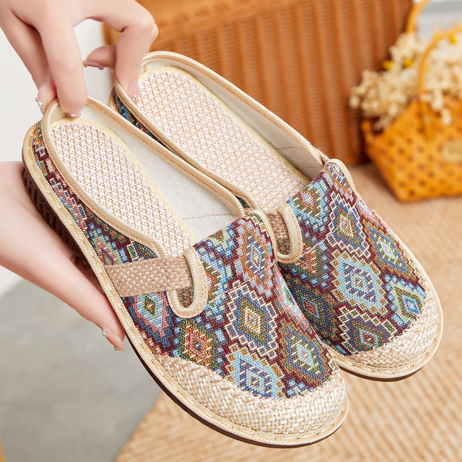 Damen Komfortable Slip-On Clogs mit buntem Muster und flexiblem Riemen R&B