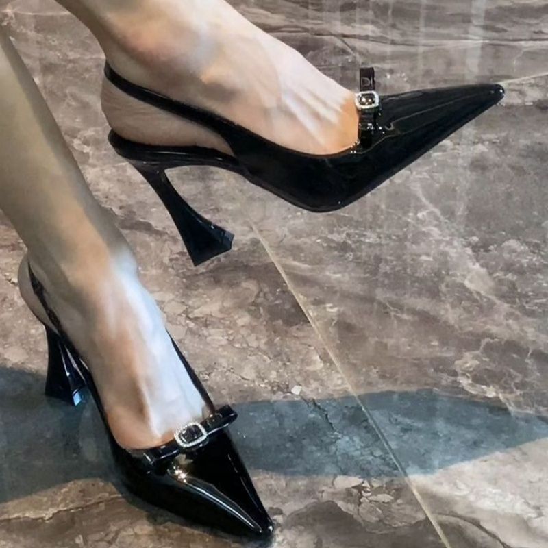Damen elegante Slingback-Pumps mit glanzvoller Lackoberfläche und funkelndem Schmuckdetail R&B
