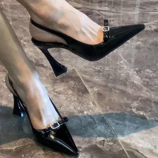 Damen elegante Slingback-Pumps mit glanzvoller Lackoberfläche und funkelndem Schmuckdetail R&B