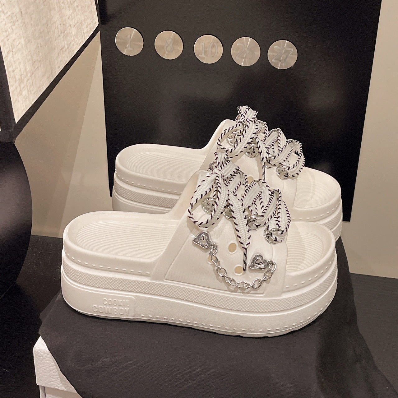 Damen Sportliche Sandalen mit luxuriösem Schnürdesign und trendigen Metallakzenten EB