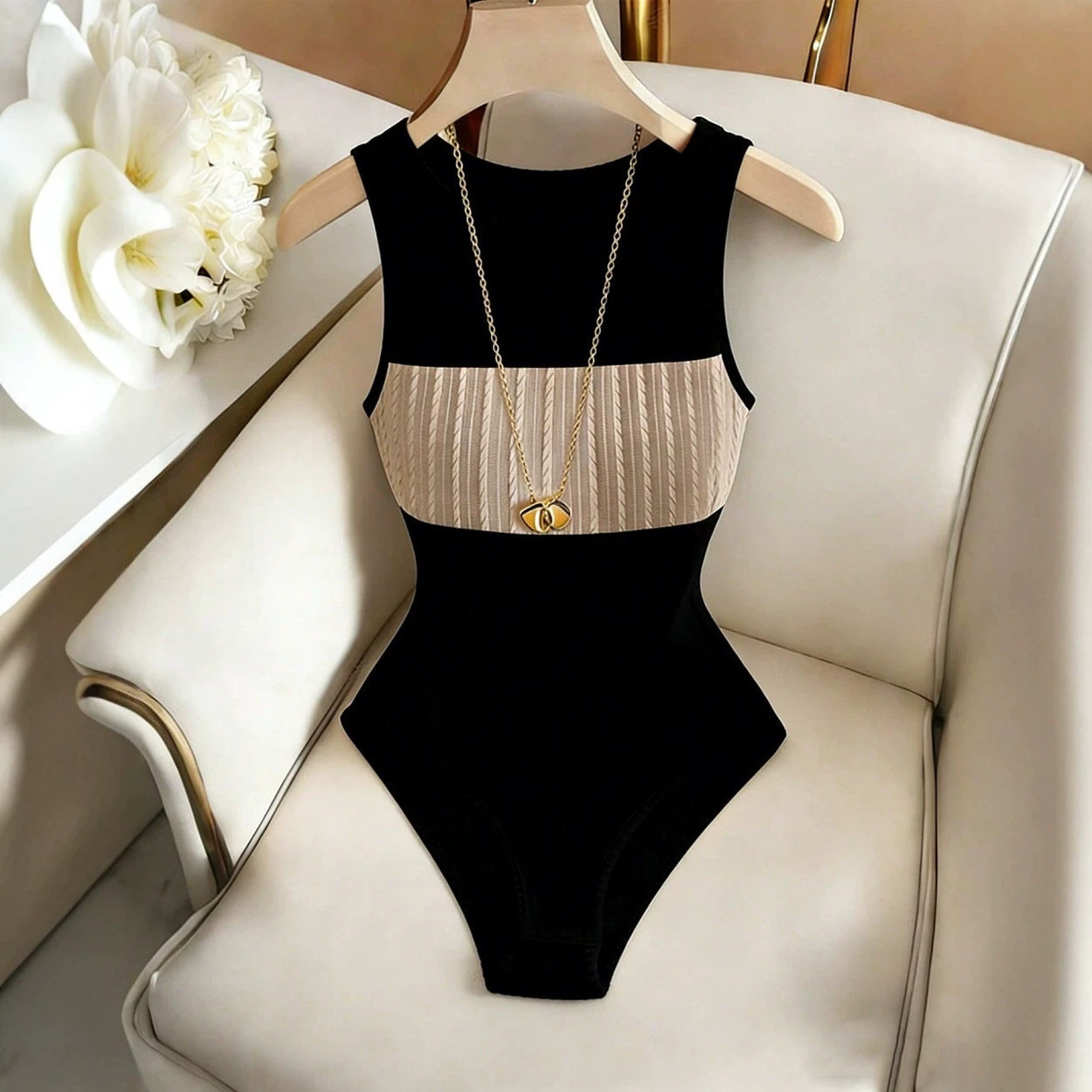 Damen Hochgeschnittener Badeanzug mit elegantem, rippierten Oberteil R&B