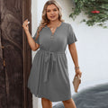 Damen Freizeitkleid mit Knopfdetails und tailliertem Bindegürtel R&B