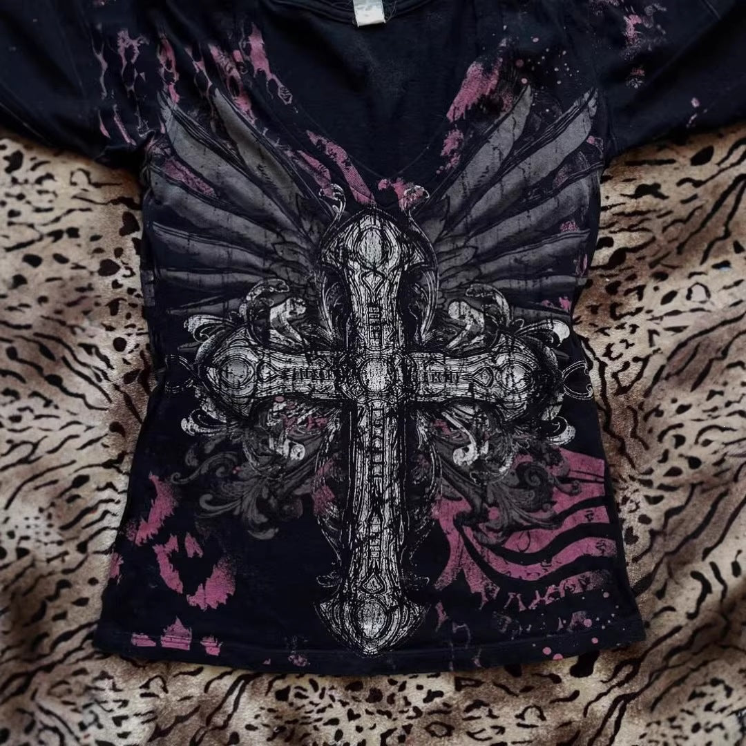 Damen V-Ausschnitt T-Shirt mit beeindruckendem Grafikkreuz R&B