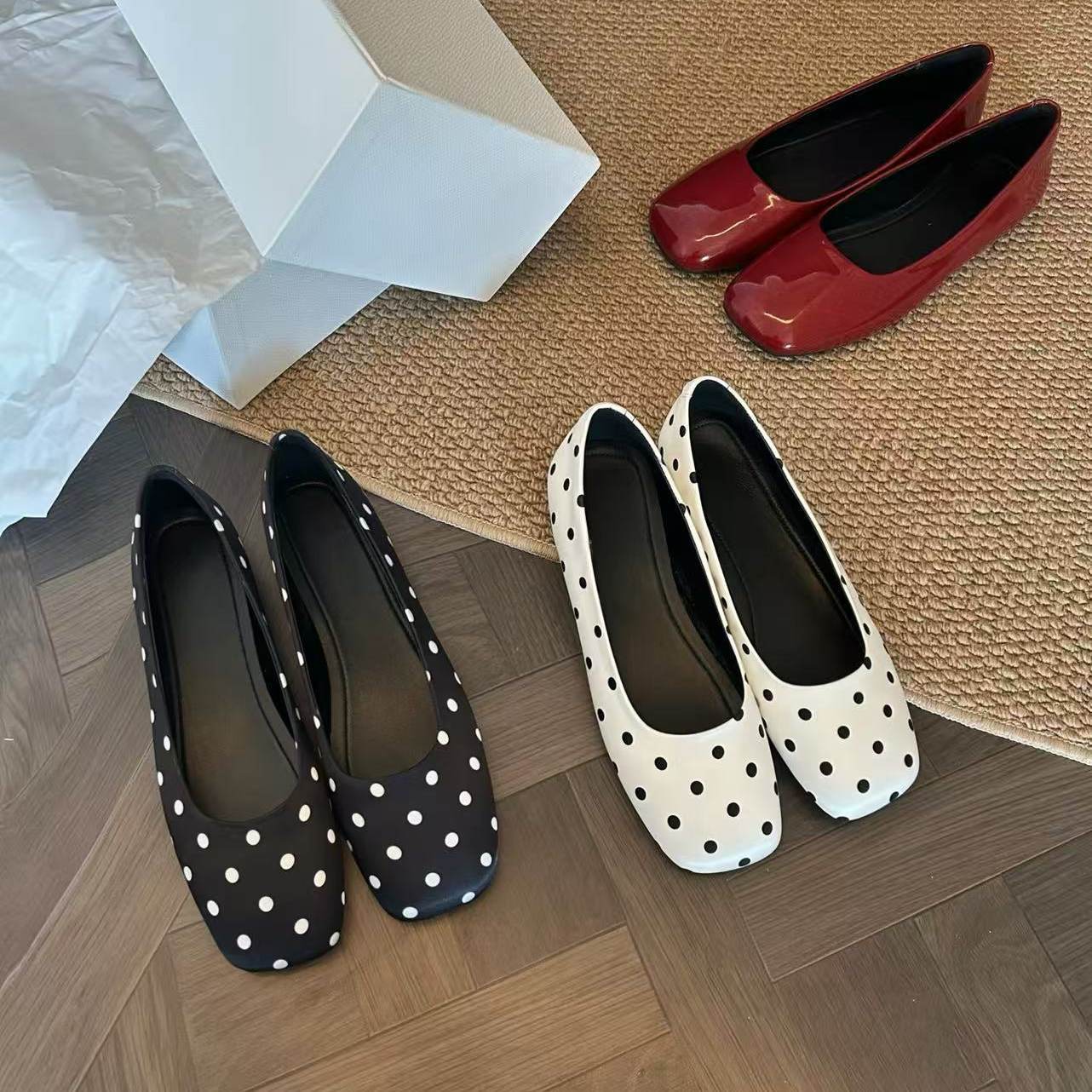 Damen elegante Ballerinas mit schickem Quadratfuß und glänzender Oberfläche R&B