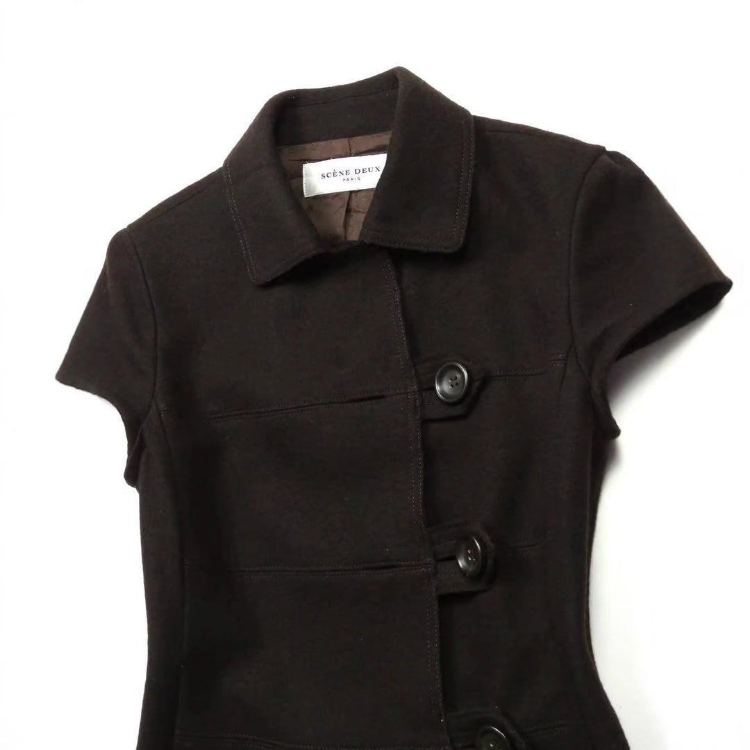 Damen Figurumspielende Kurzarmjacke mit Knopfdetails R&B