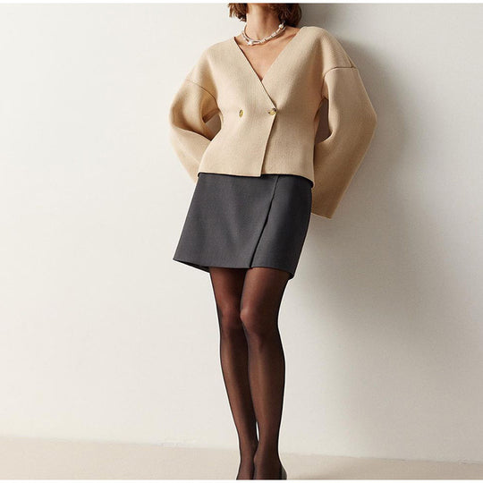 Damen modische Strickjacke mit tiefem V-Ausschnitt und eleganten Knopfdetails R&B