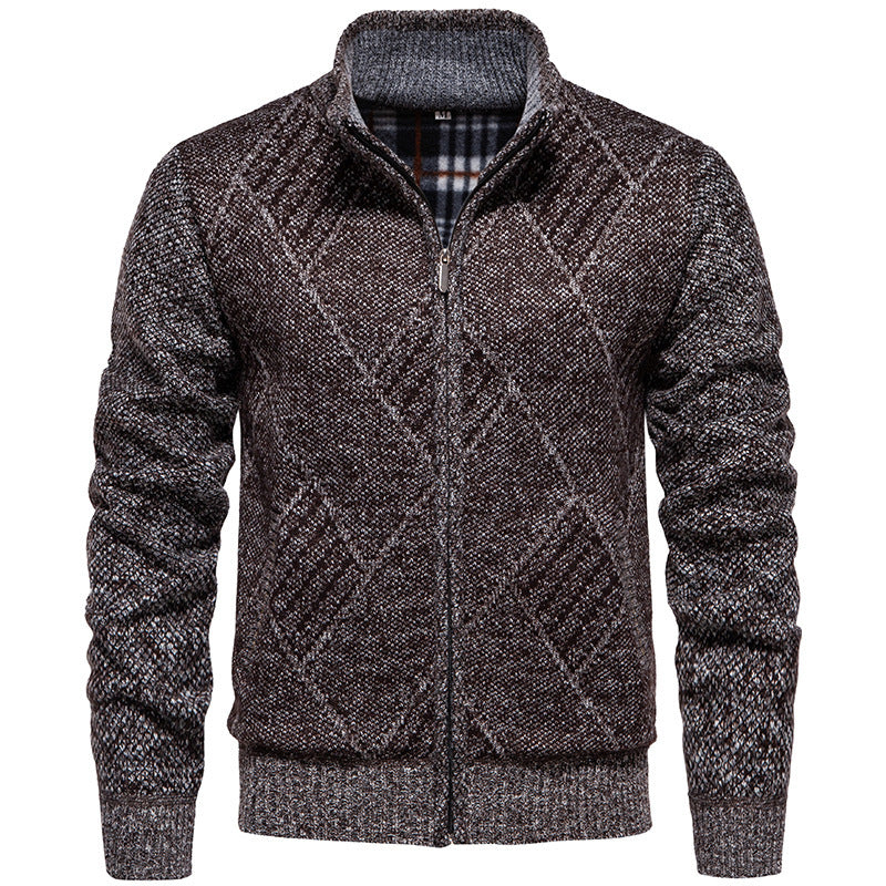 Herren Strickjacke mit modernem Zopfmuster und hohem Kragen R&B