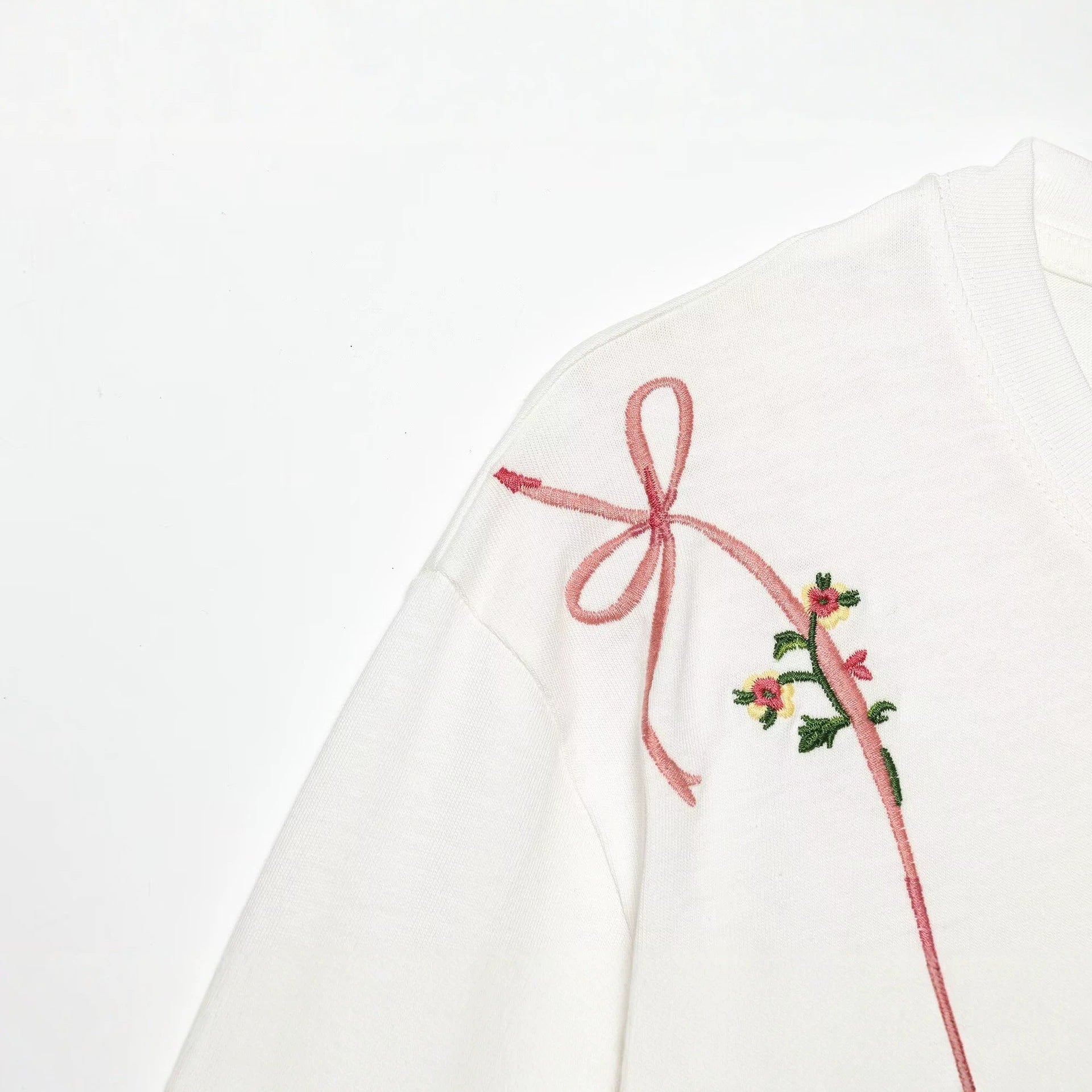 Damen T-Shirt mit feiner Stickerei und einzigartigen Drucken R&B