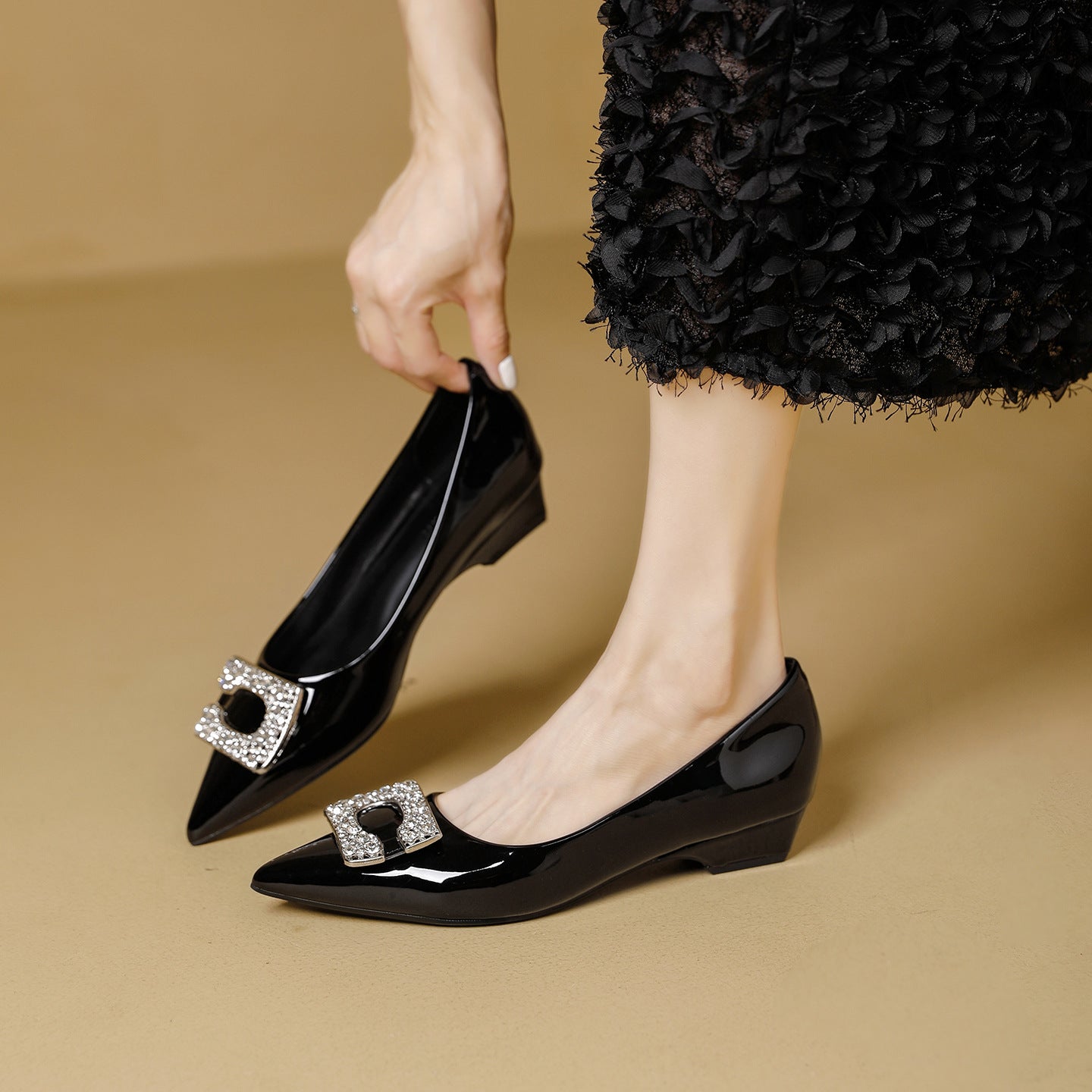 Damen spitze Ballerinas mit funkelnder Schmuckschnalle