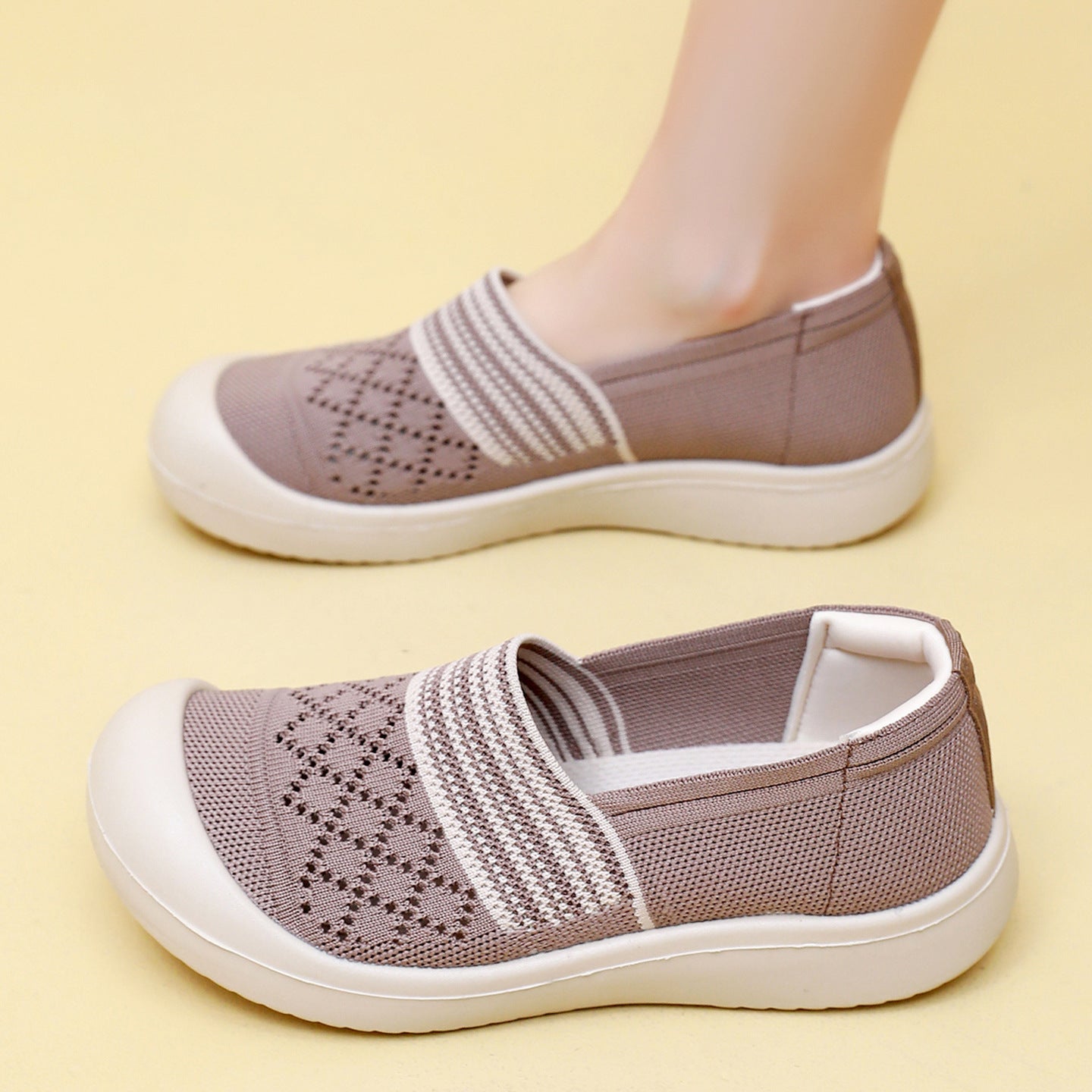 Damen Atmungsaktive und komfortable Slip-On Schuhe mit elastischem Einsatz R&B