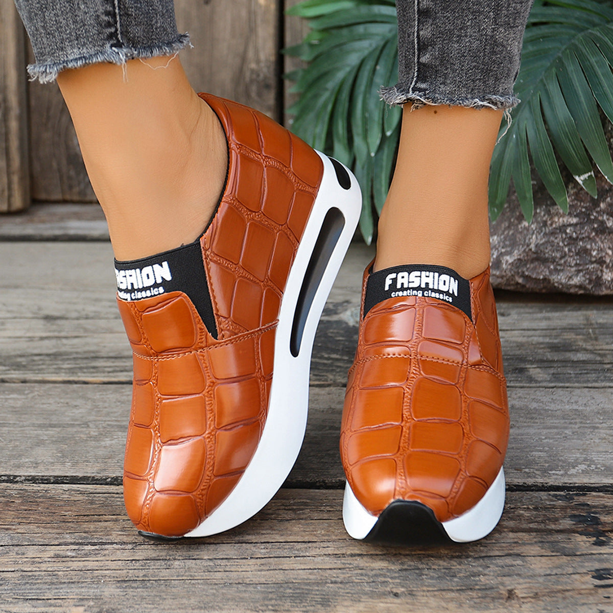 Damen Slip-On Sneaker mit luxuriösem Krokodil-Lederlook und bequemem Hochplateau