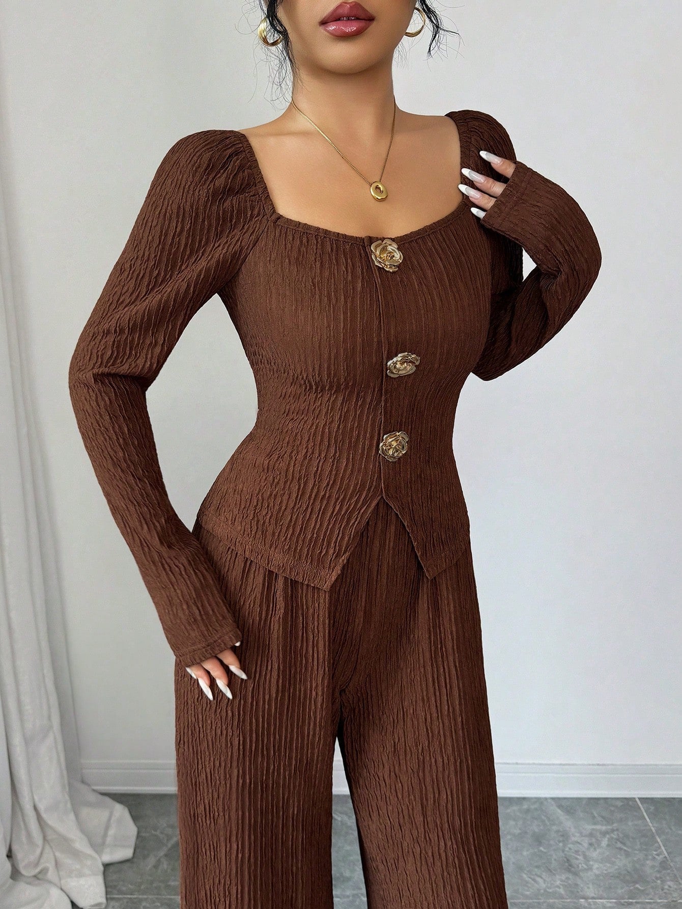 Damen nan tailliertes Blusen- und Hosen-Set aus Crinkle-Plissee mit Puffärmeln und Zierknöpfen R&B