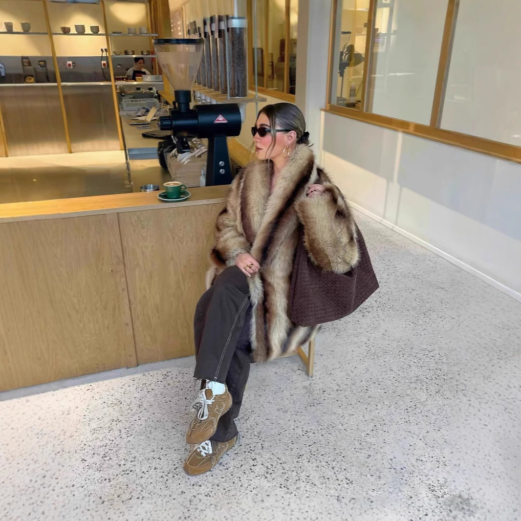 Damen luxuriöser Kunstfellmantel mit breitem Kragen und eleganten Details R&B