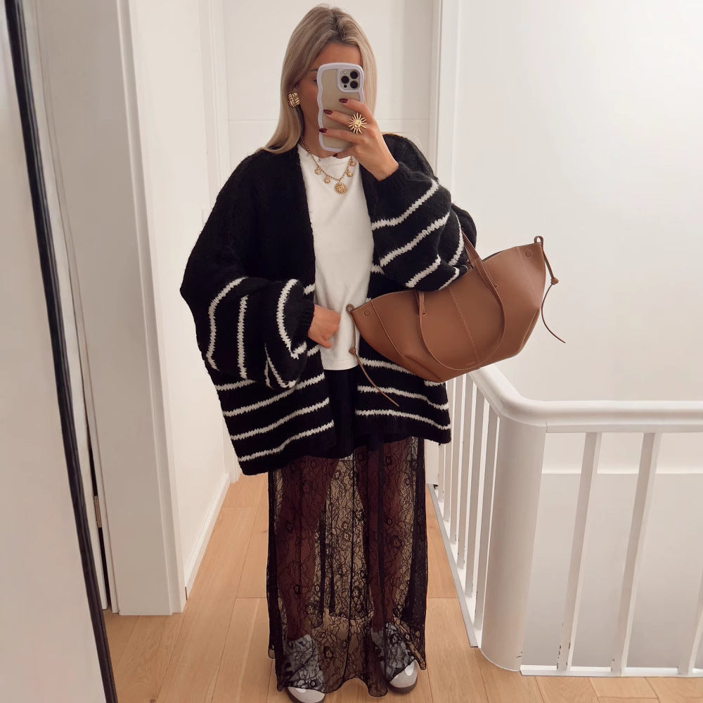 Damen Strickjacke mit voluminösen Ärmeln und modischen Streifen R&B