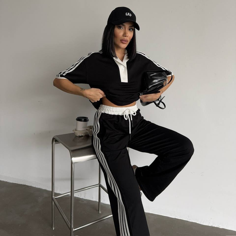 Damen sportliches Polo-Set mit kurzen Ärmeln und seitlichen Streifen R&B
