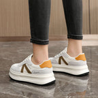 Damen sportive Sneaker mit dämpfendem Sohlenprofil und stylischem Dekorelement R&B