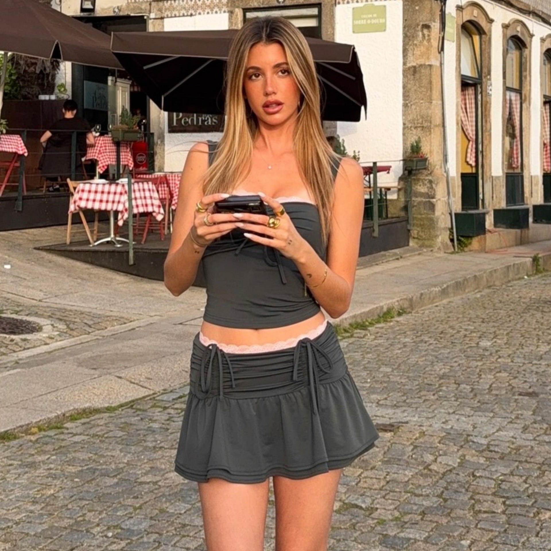 Damen modisches Crop-Top und Rock Set mit Raffungen und Bindedetails R&B