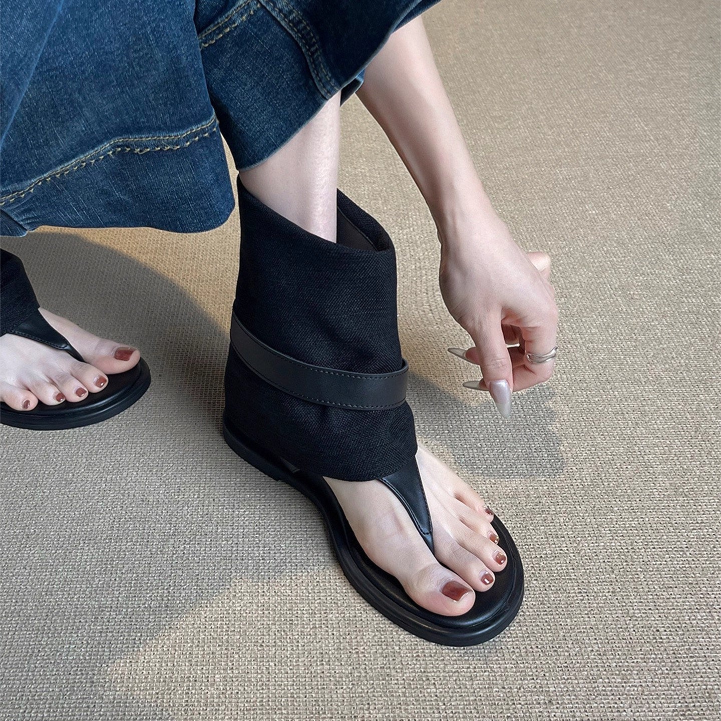 Damen modische Zehensteg-Sandalen mit gestreiftem Übertritt R&B