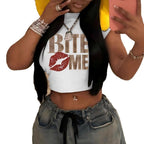 Damen Crop-Top mit glitzerndem Lippenmotiv und künstlerischem Schriftzug R&B