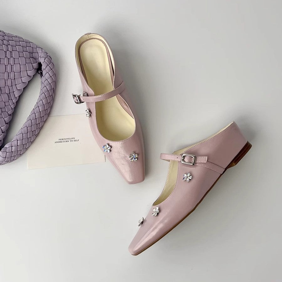 Damen Slingback-Pumps mit glänzendem Obermaterial und floralen Strassakzenten