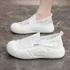 Damen bequeme Slip-On Sneakers mit luftiger Spitze und elastischem Riemen R&B