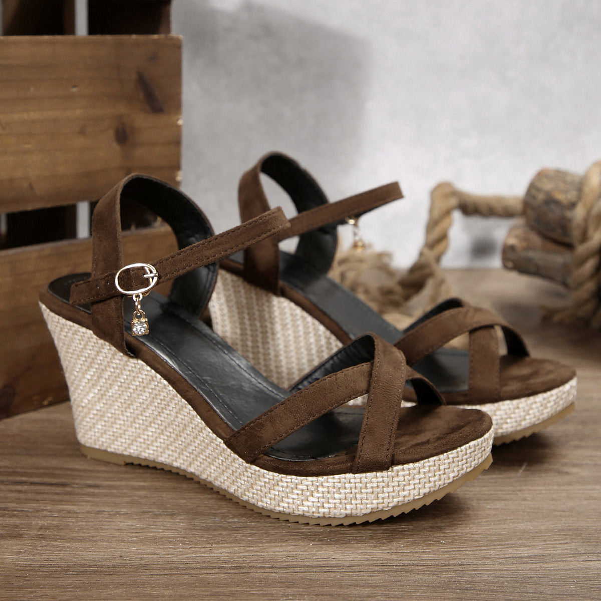 Damen Wedge-Sandalen mit verstellbarem Riemen und dekorativem Anhänger R&B