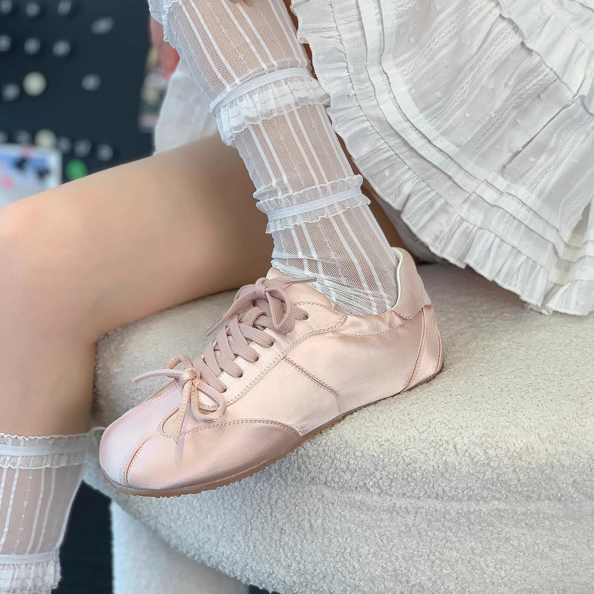 Damen Sportliche Sneakers mit eleganten Schnürdetails R&B