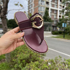 Damen modische Riemen-Sandalen mit zeitgemäßem Schmuckdetail und rutschfester Sohle R&B