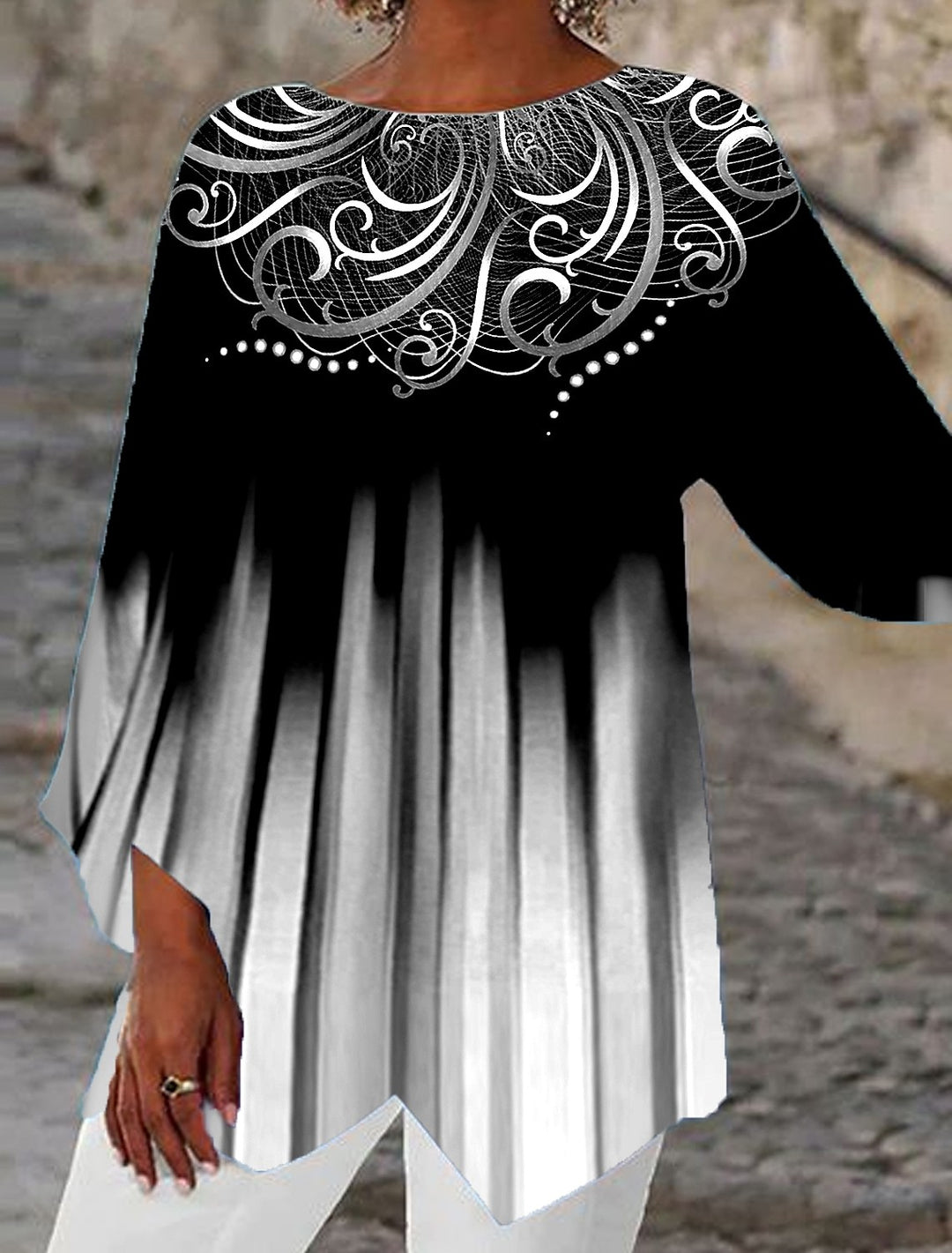 Damen Oversize-Bluse mit modernem Chevron-Muster und Bumerangärmeln R&B