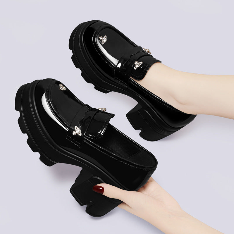 Damen Glamouröse Plattform-Mokassins mit glanzvollem Obermaterial und Schmuckdetails R&B