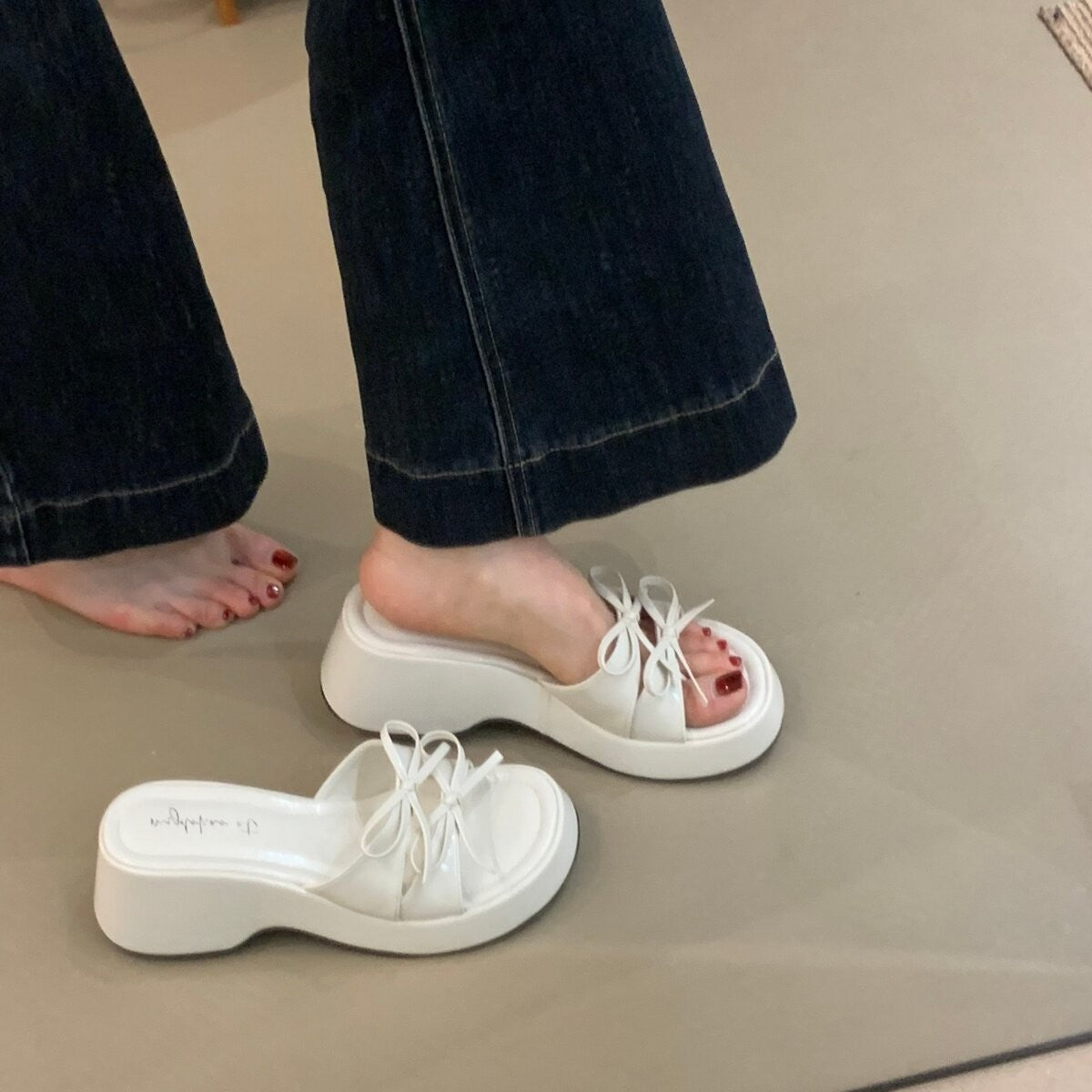 Damen modische Plateau-Mules mit dekorativem Schnür-Design und rutschfester Sohle R&B
