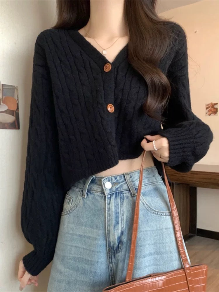Damen Modischer kurz geschnittener Strick-Cardigan mit Zopfmuster und Knopfdetail R&B