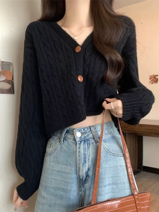 Damen Modischer kurz geschnittener Strick-Cardigan mit Zopfmuster und Knopfdetail R&B