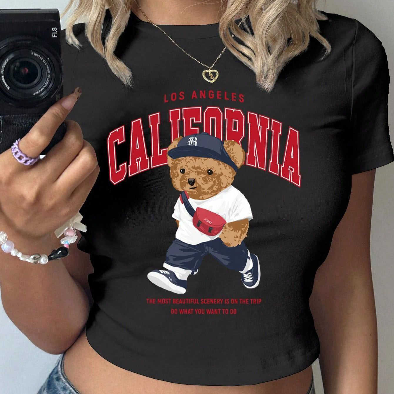 Damen Crop-T-Shirt mit verspieltem Bärenmotiv und modischem Schriftzug R&B