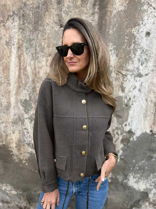 Damen Kurze Jacke mit dekorativen Knöpfen und praktischen Taschen R&B