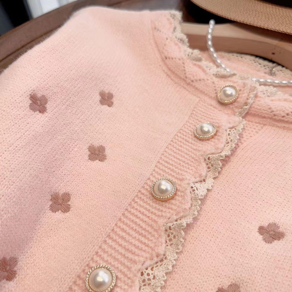 Damen Strickjacke mit dekorativen Perlenknöpfen und zarter Rippstruktur R&B