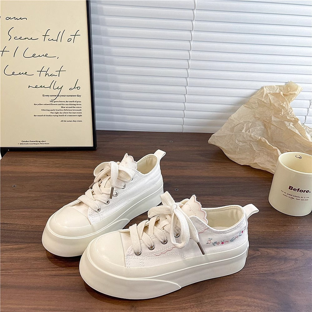 Damen Sneakers mit verspielten Applikationen und elastischer Sohle