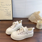 Damen Sneakers mit verspielten Applikationen und elastischer Sohle