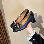 Damen Bequeme Pumps mit elegantem quadratischem Zehenbereich und luxuriösem Schmuckdetail