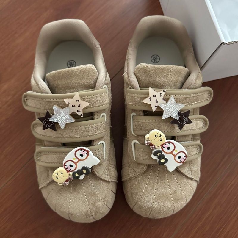 Damen Veloursleder-Sneakers mit praktischen Klettverschlüssen und verspielten Anhängern R&B
