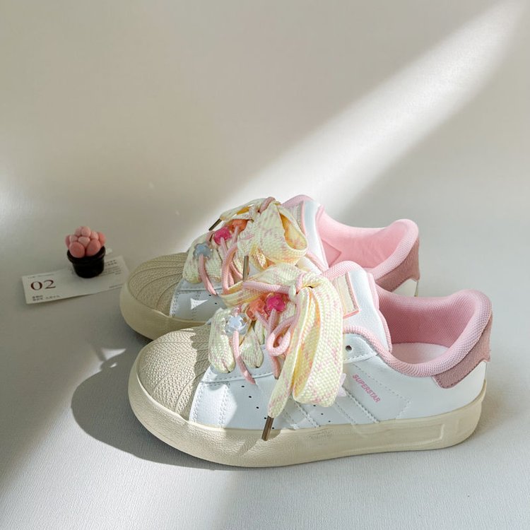 Damen Sneakers mit verspieltem Design und einzigartigen Schnürungen R&B