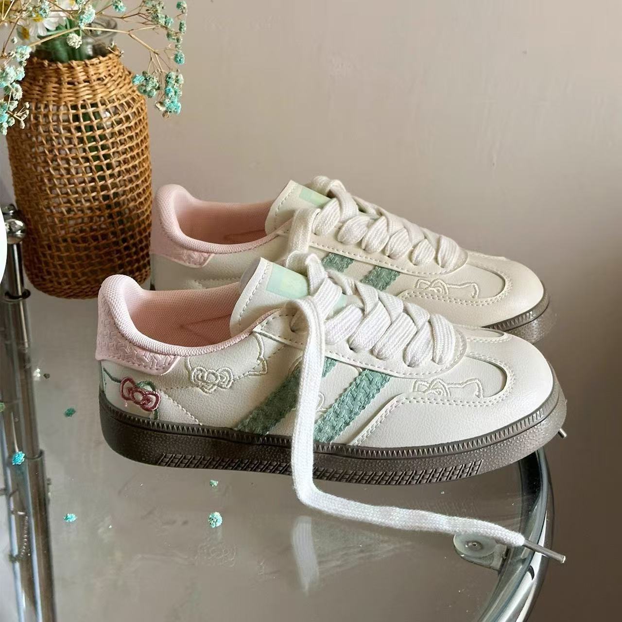 Damen Sneaker mit floralen Applikationen und elastischen Schnürsenkeln R&B